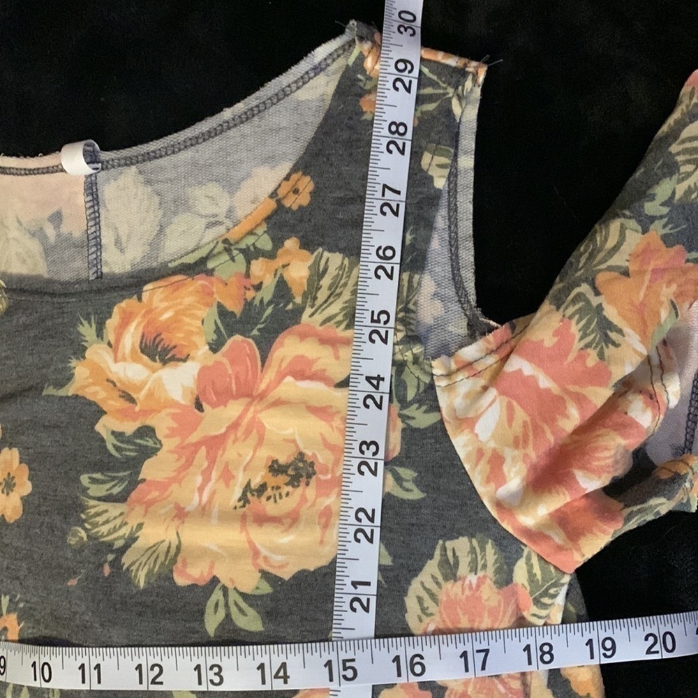 Acting Pro Cold Shoulder Floral Top - Picture 6 of 6
